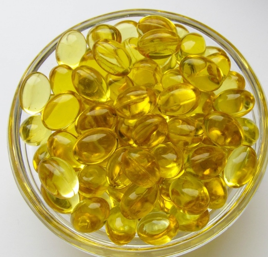 비타민 D 영양제가 투명한 접시 위에 가득담긴 모습