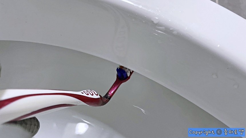 변기-틈새-청소