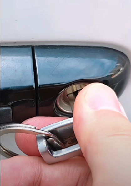 차량 손잡이에 키함을 찾아 문을 열어준다.