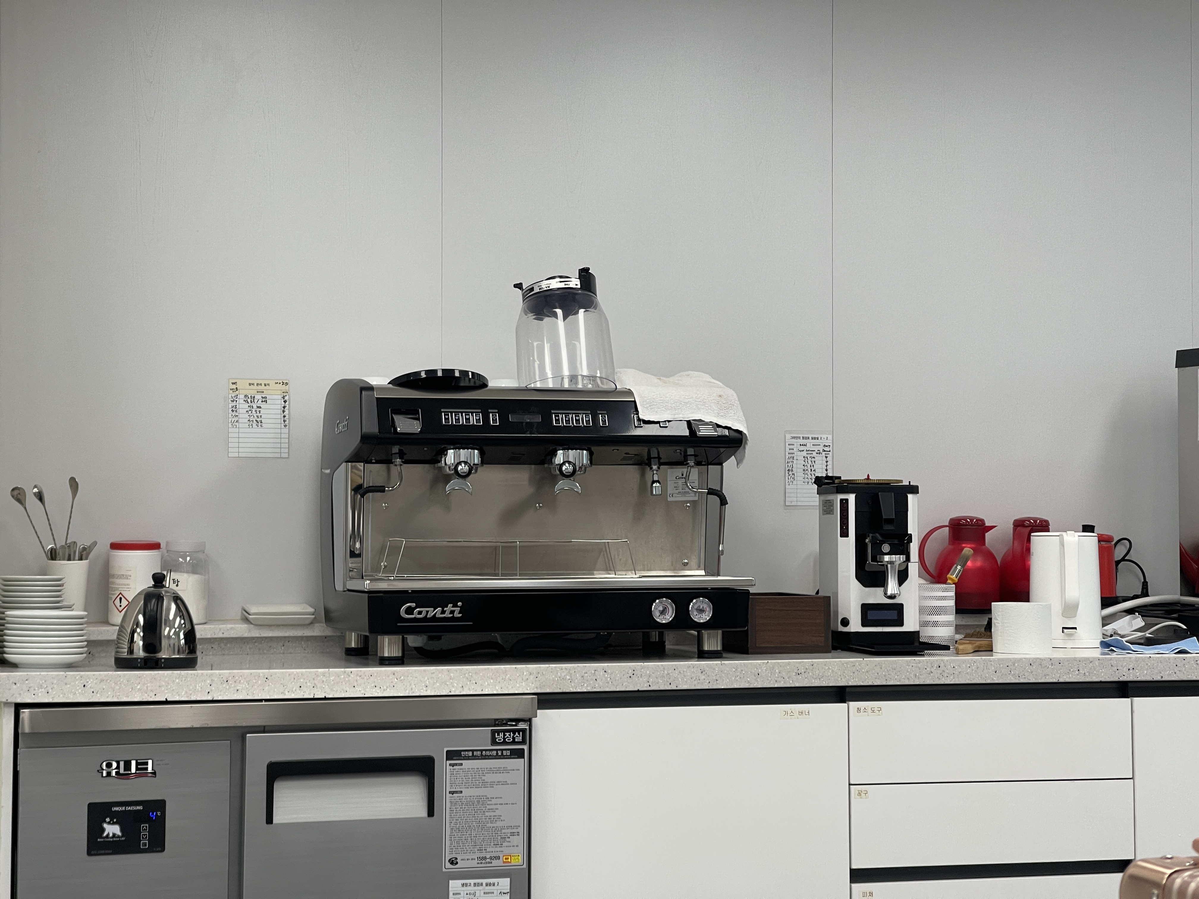 바리스타 실기 시험장의 에스프레소 머신