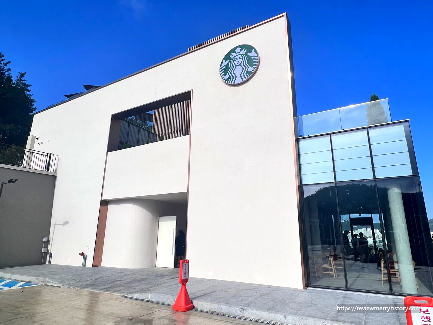 스타벅스 외부 사진