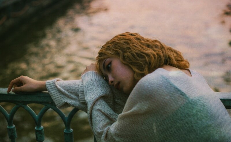 난간에-기대어-있는-사람