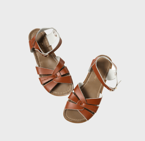 솔트워터샌들-갈색-흰색-검은색-바닷속-파도-신발