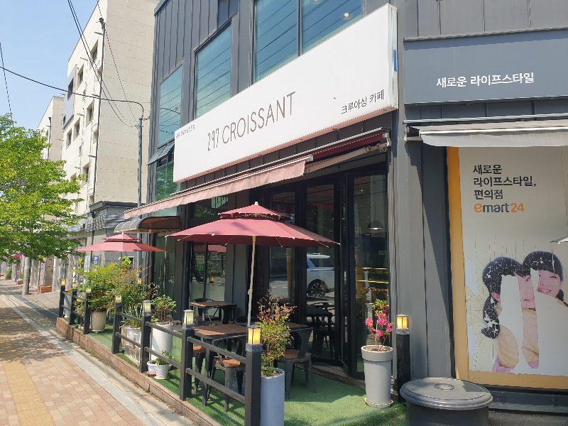 2층 금속 패널로 지은 카페. 앞에 테라스가 아기자기하다.