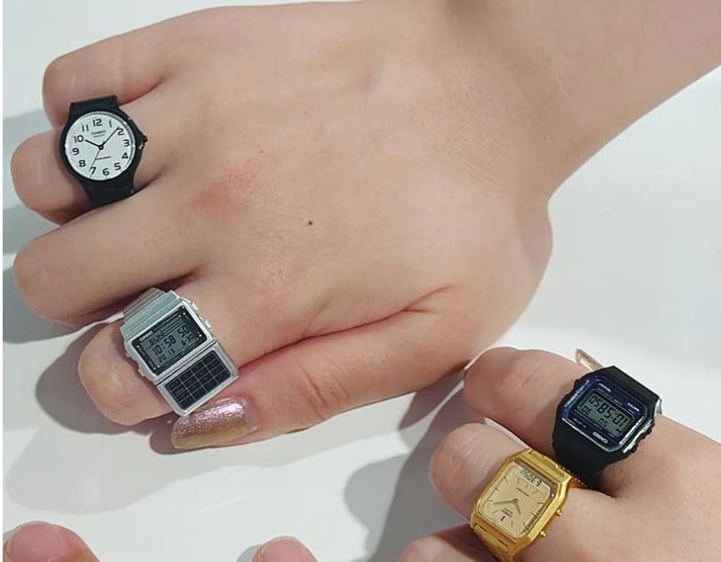 완전한 기능의 미니어처 카시오 시계 반지 VIDEO: Fully functional miniature casio watch rings are small enough to fit around fingers