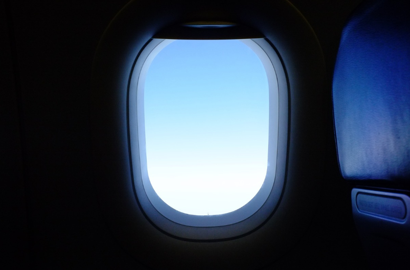 비행기 기내에서 창문을 찍은 사진