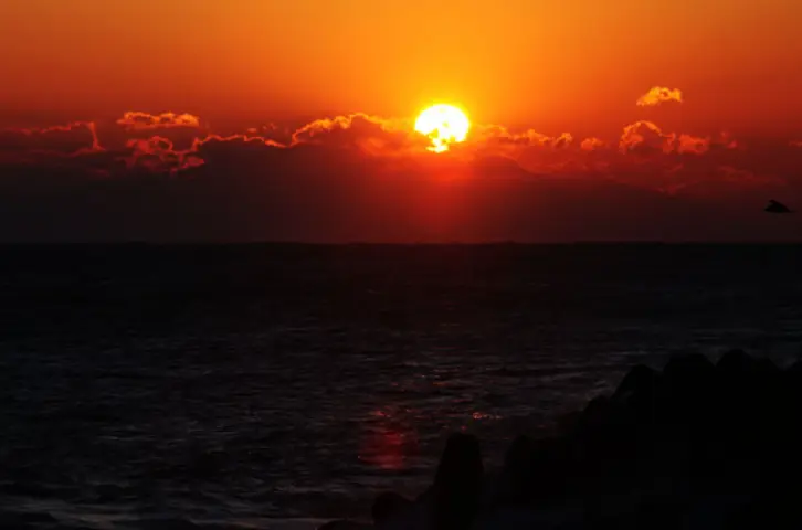 바다위 떠오르는 붉은 태양