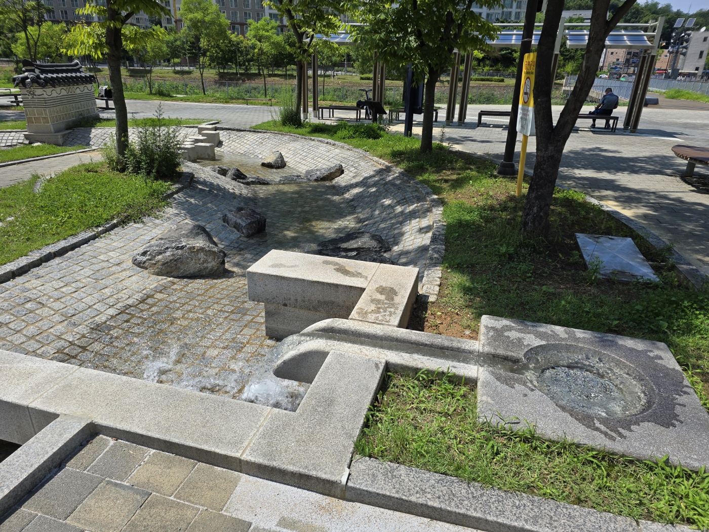 발담구고 놀 수 있는 작은 물길도 있어요.