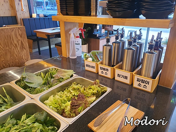 각종 소스와 밑접시