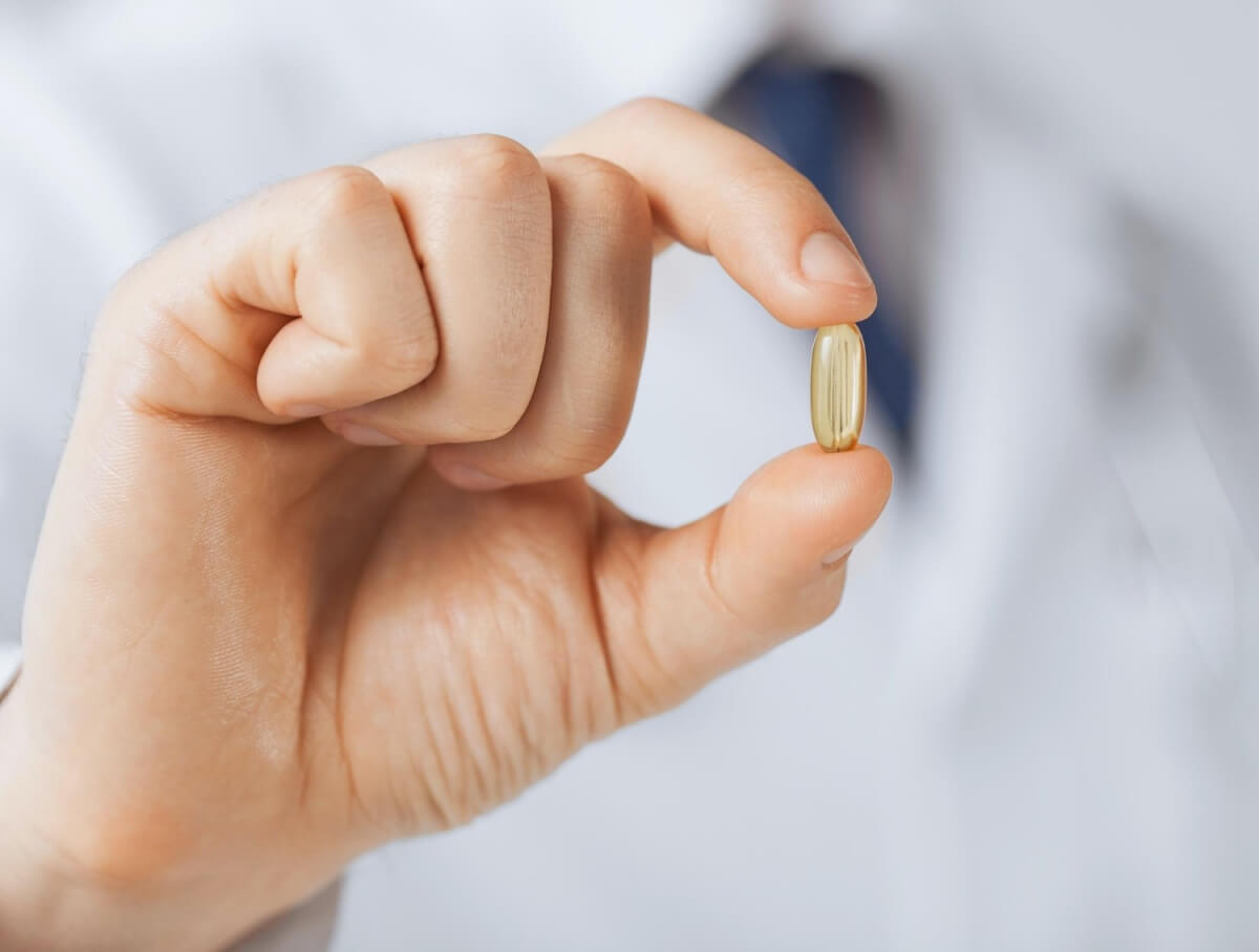 손에-들고있는-감기약