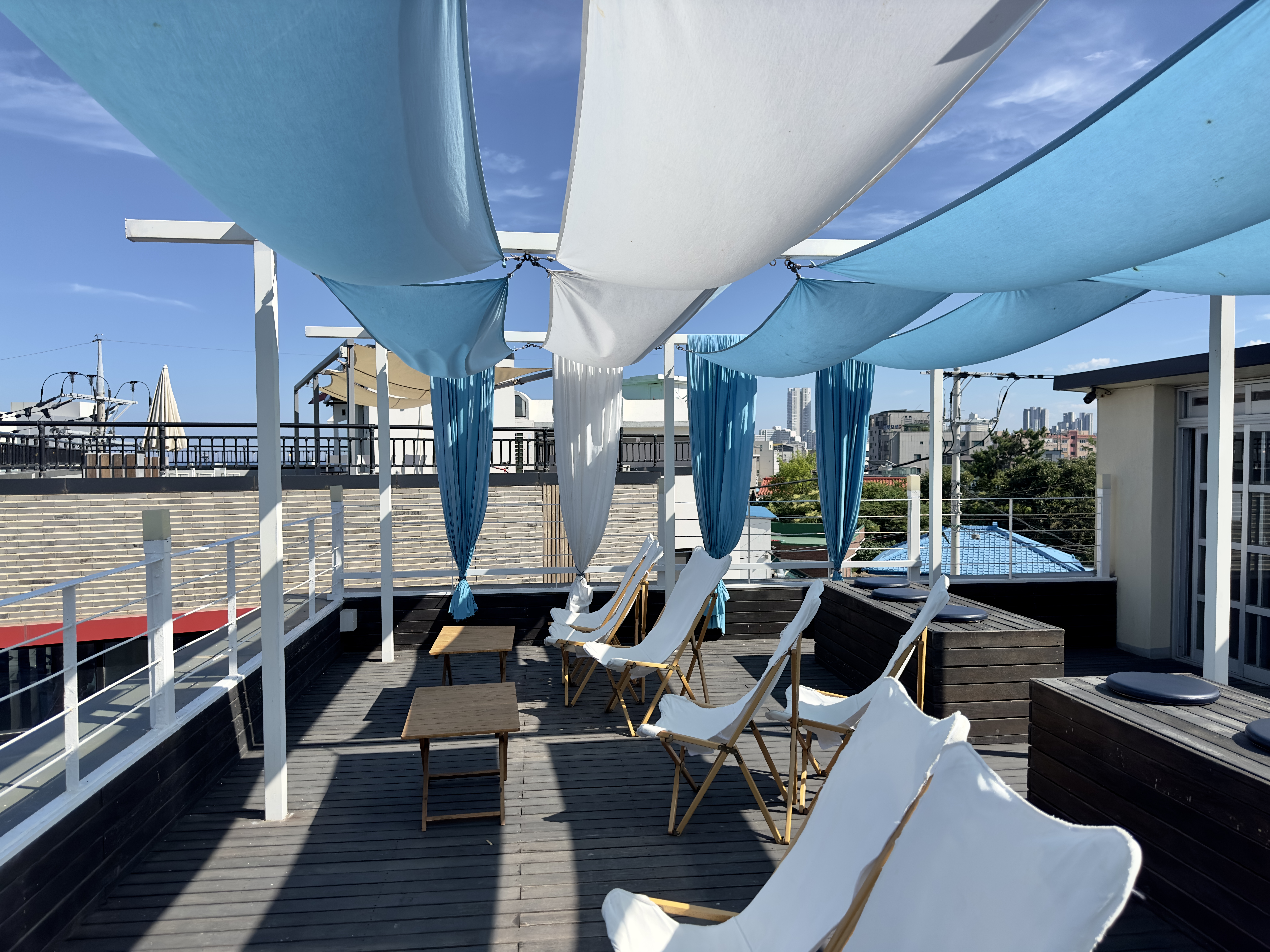 어나더블루 3층 루프탑