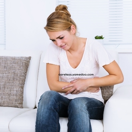 속이 메스껍고 토할 듯한 느낌