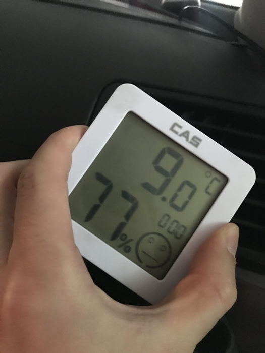 자동차 에어컨 냉매 충전 완료 후 5분 경과 시점 – 실내 온도 9도, 습도 77%로 안정된 냉방 성능 확인