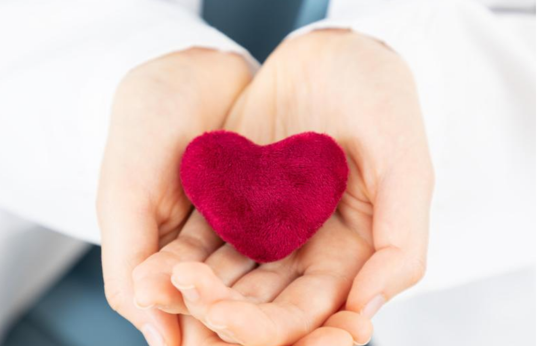누군가 양손에 하트를 들고 있다.
