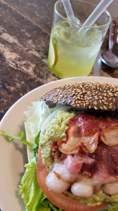 해리단길 브런치 카페 오프온 샌드위치와 청포도 에이드