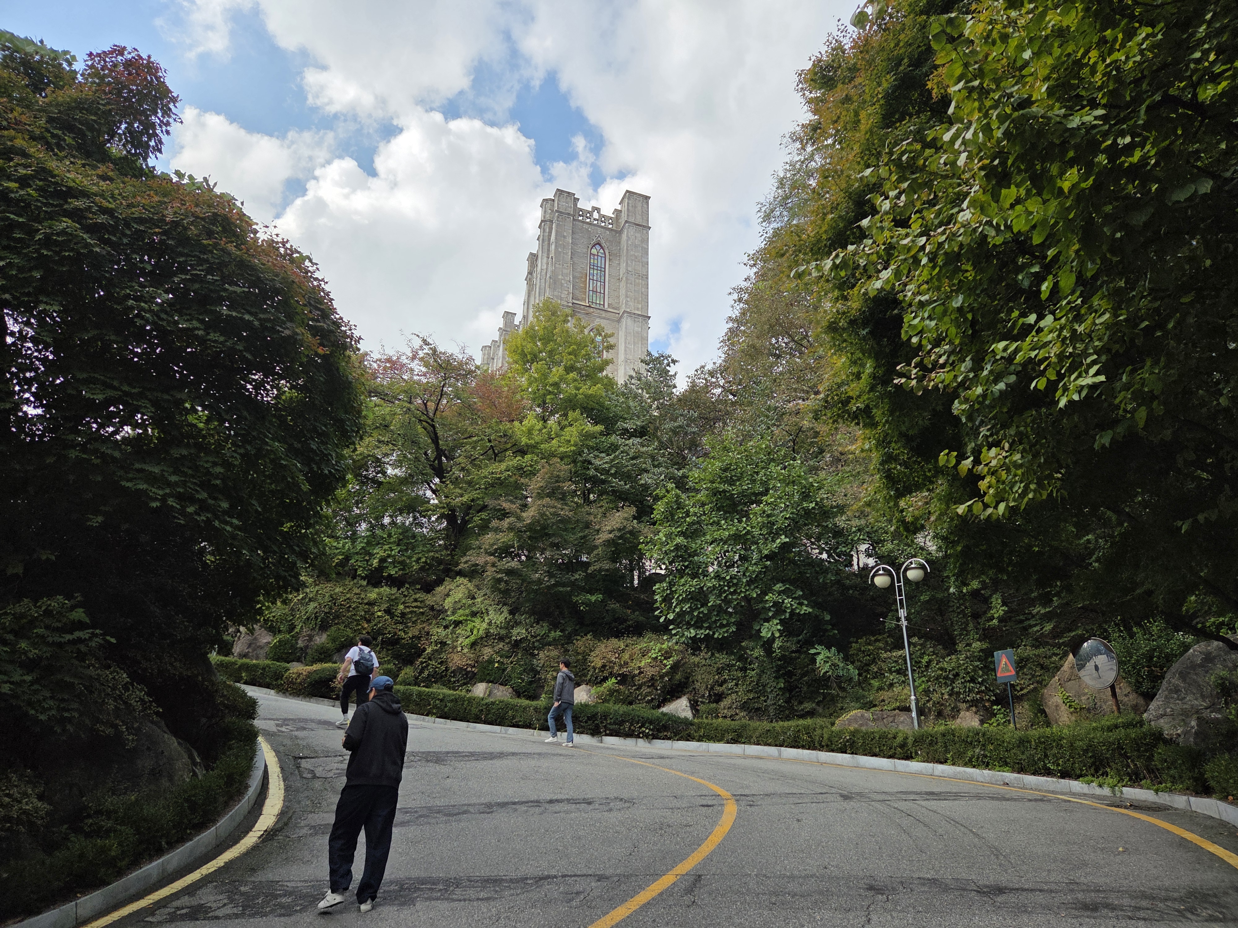 경희대 평화의전당 공연장 오르막길