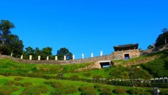 공주 공산성은 백제시대 475년부터 538년에 수도 방어와 왕궁 기능을 수행하던 산성입니다 금강을 끼고 해발 110m 능선에 축조된 포곡형_5