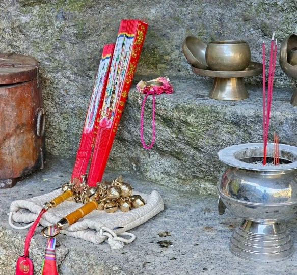 빨간색 무당 부채와 향