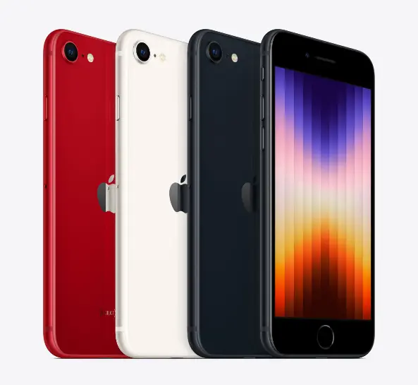 아이폰-SE4가-색상별로-전시되어-있으며-좌측부터-빨간색-가운데에-하얀색-우측에-검은색-아이폰-SE4를-보여주고-있는-사진
