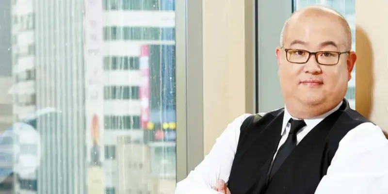 창문을 배경으로 서있는 엘리멘탈 감독 피터 손