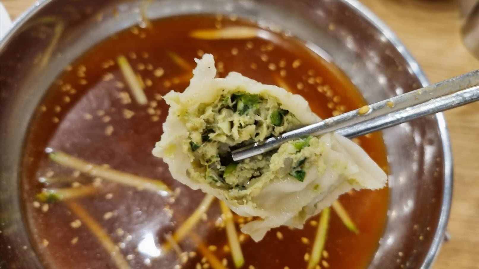 왕만두-먹는모습