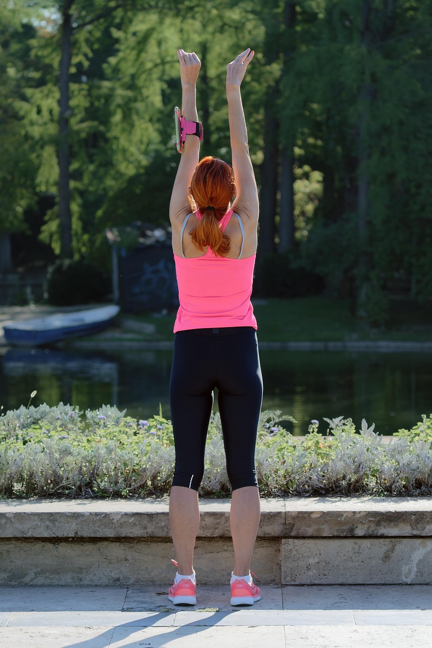 공원 운동시설에서 운동하는 여성