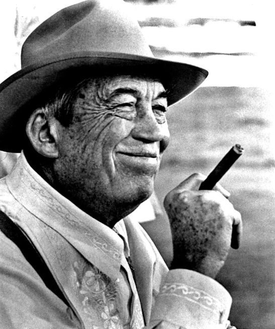 시가를 들고있는 존 휴스턴감독 사진