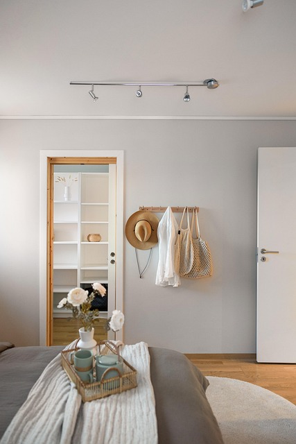 화이트 VS 원목 인테리어, 공간을 더 넓게 만드는 색 조합은?