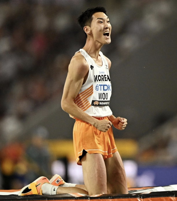 환호하는 우상혁 선수