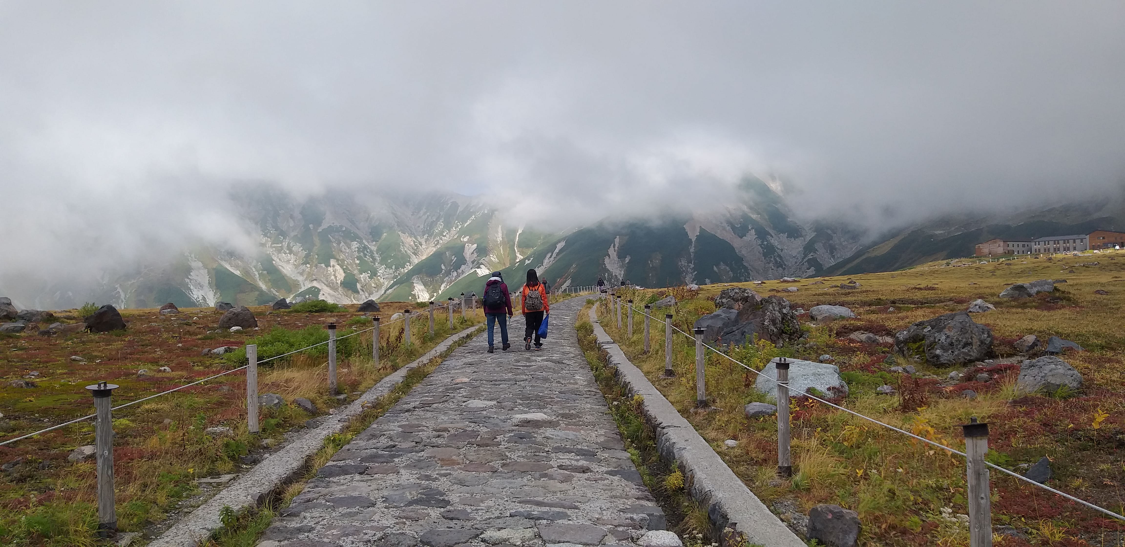 구름이 많아 흐린 날씨의 무로도