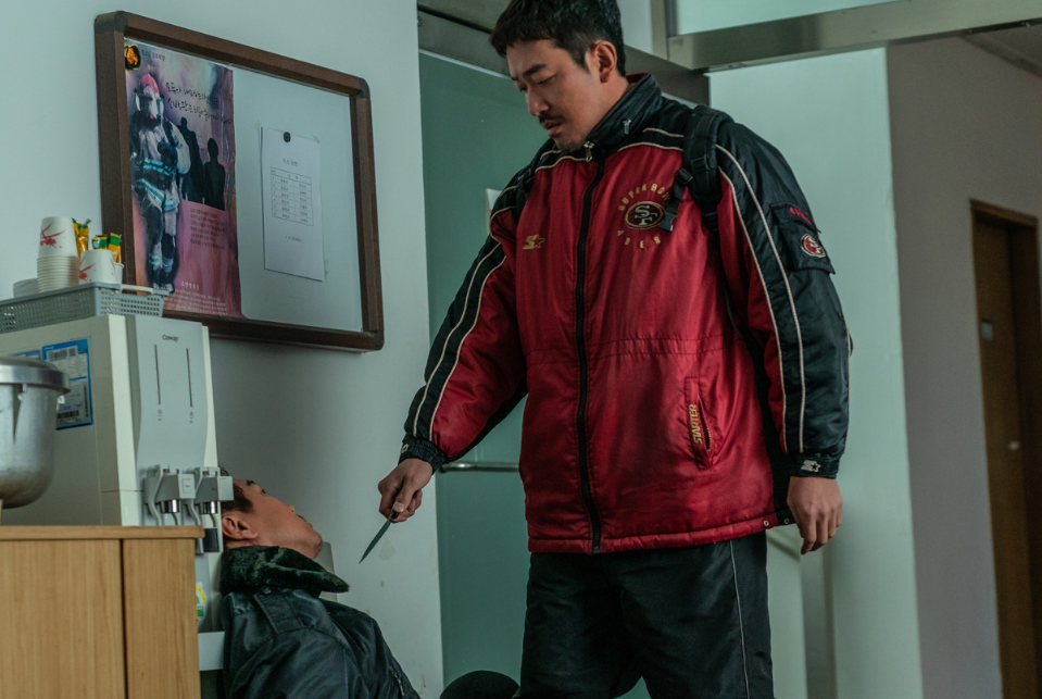 영화 브로큰 임금체불로 직원에게 협박하는 민태