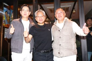 젠슨 황 시구 두산그룹 주가 두산로보틱스 상한가