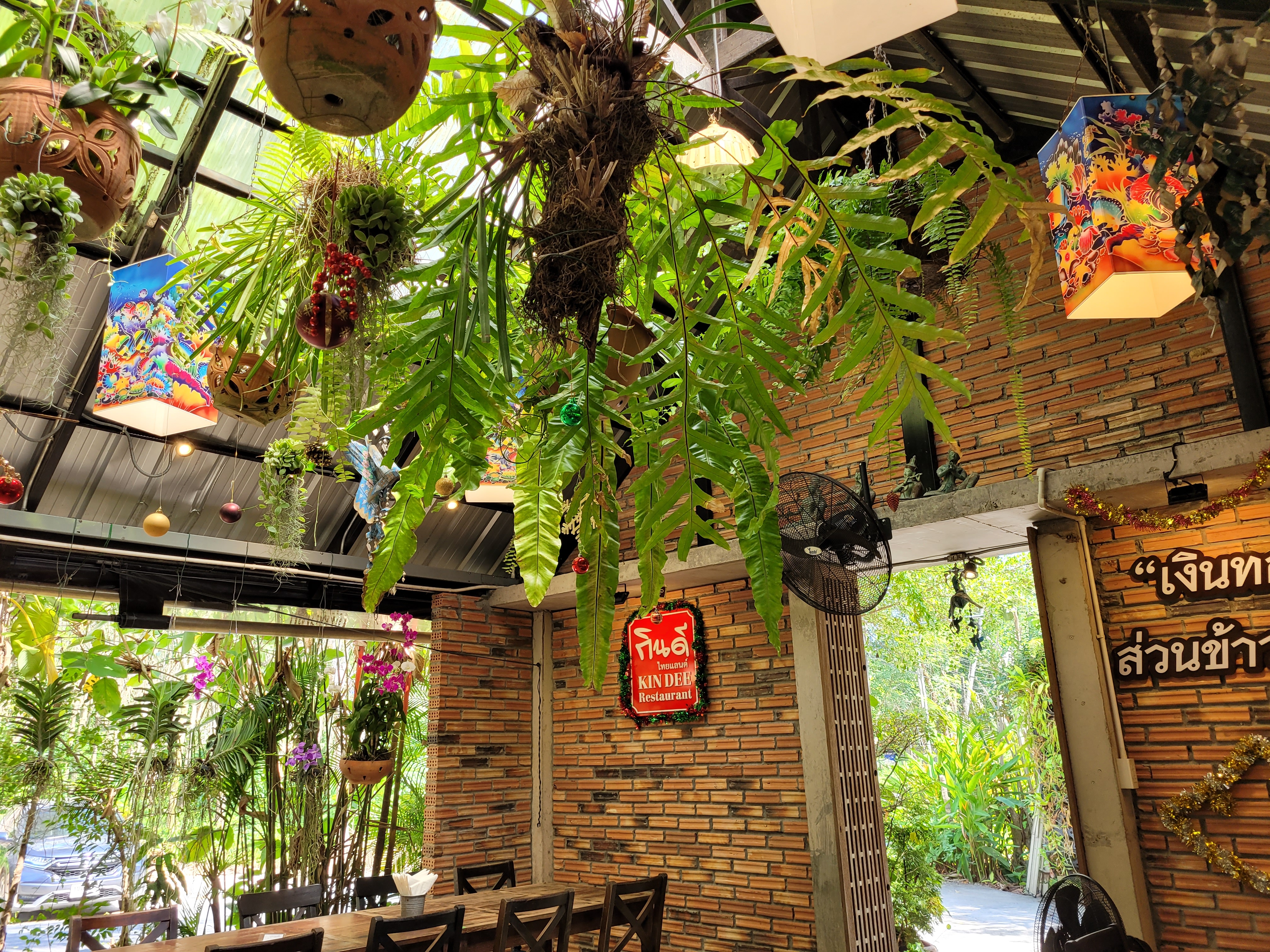 자연 친화적인 킨디 레스토랑 내부