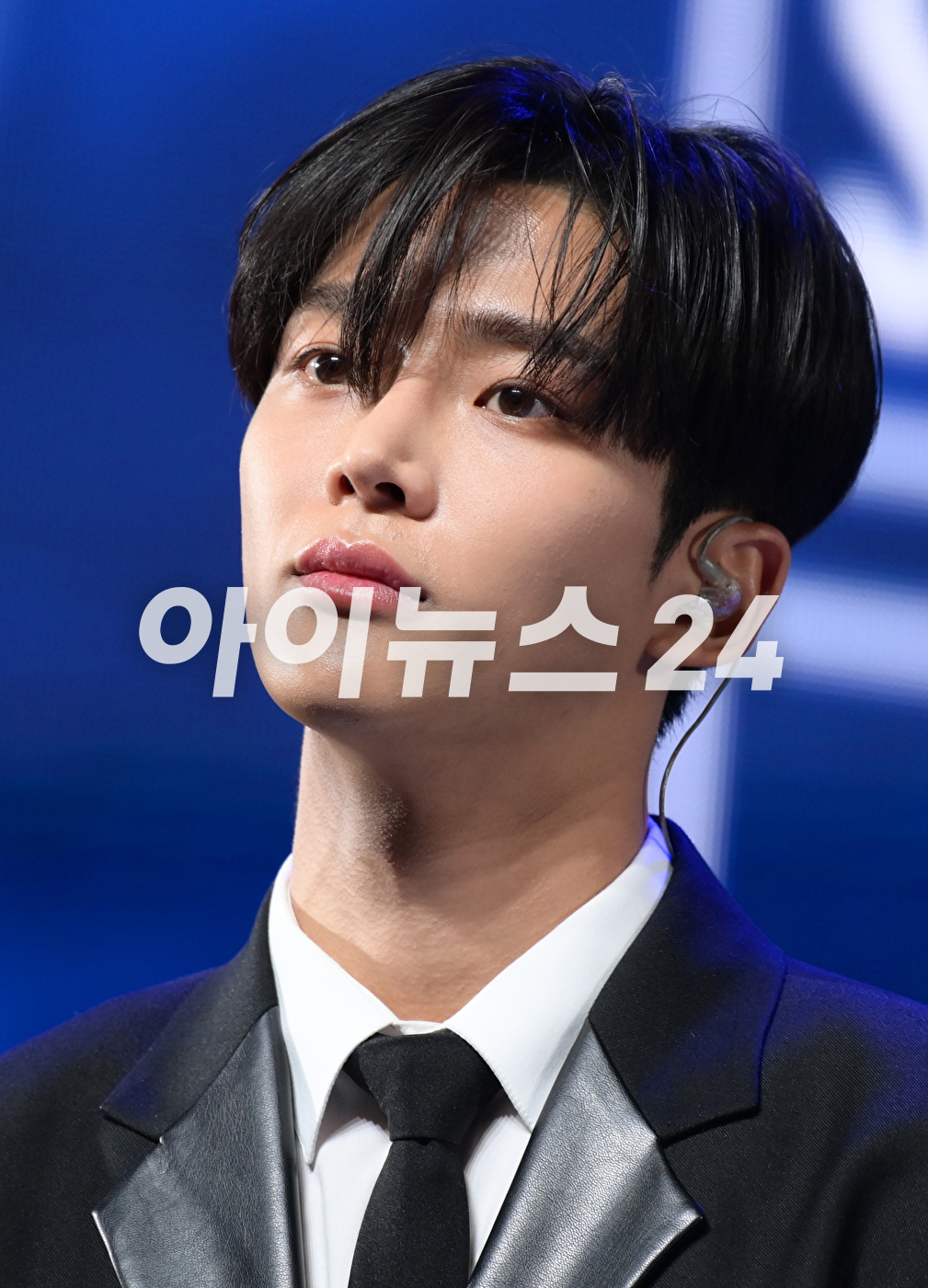 그룹 SF9(에스에프나인) 로운이 9일 오후 서울 광장동 예스24 라이브홀에서 진행된 미니 12집 '더 피스 오브 나인(THE PIECE OF9)' 쇼케이스에서 멋진 무대를 선보이고 있다. [사진=정소희 기자]