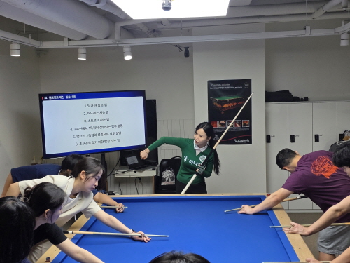 학생들에게 당구 기본 자세를 설명하고 있는 김진아 사진