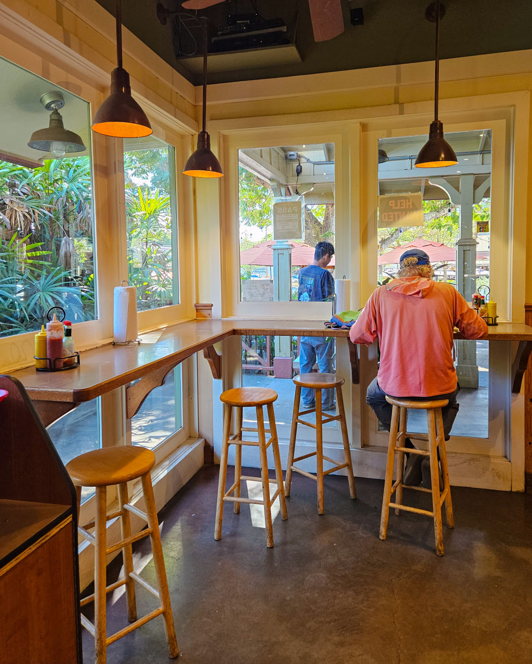 쿠아아이나 버거 내부