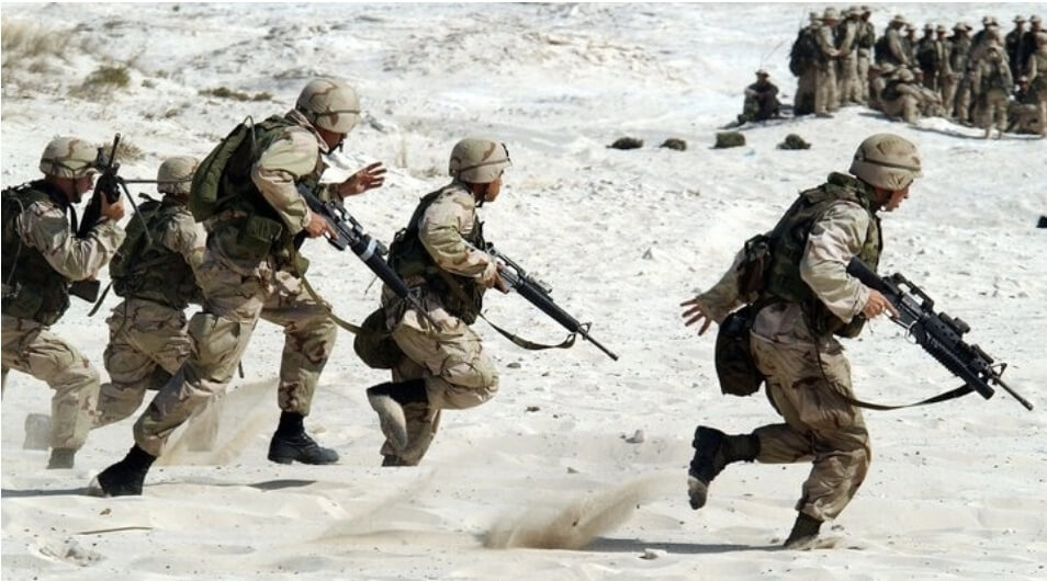 군인들이 총을 들고 전투태세를 갖추고 있다