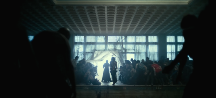 제물을 받고 눈감아 주는 좀비들.. (영화 '아미 오브 더 데드')