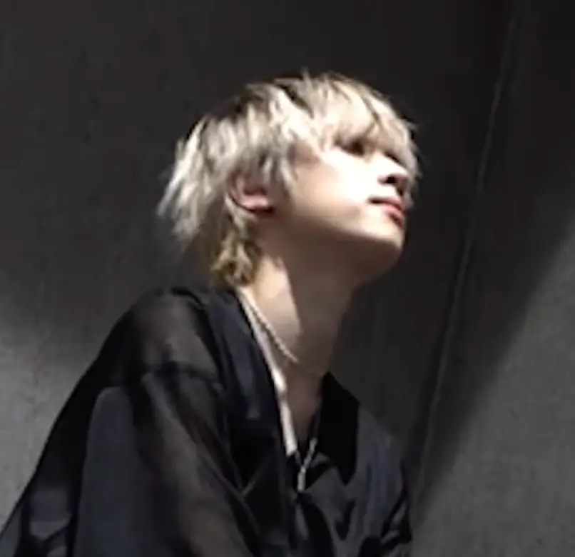 Xdinary-멤버들가 어두운 배경에서 검은옷을 입고 옆을 바라보는 모습