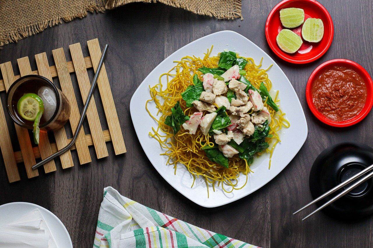 하얀접시위에-올려진-면요리