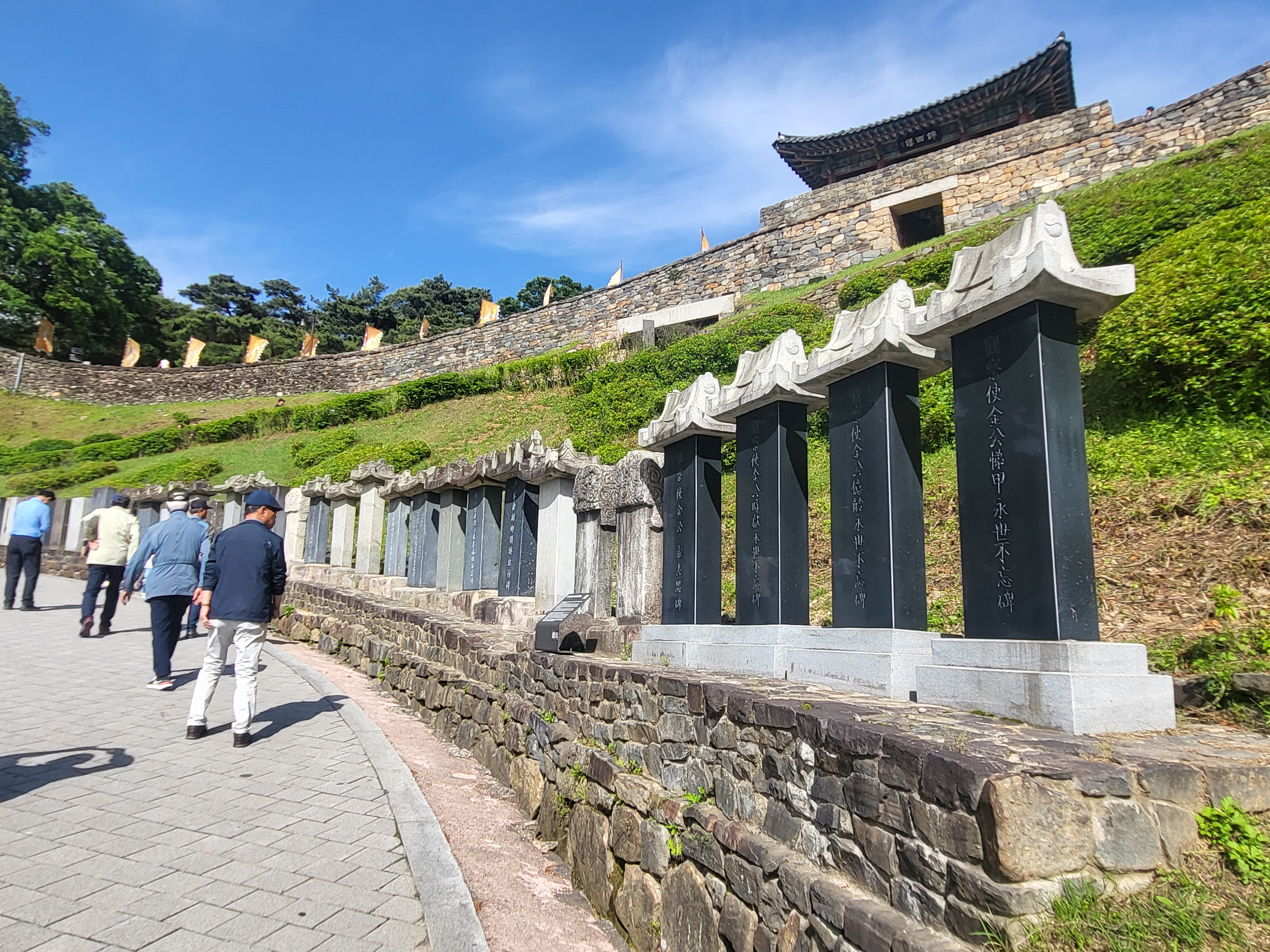 금서루_입구_비석군