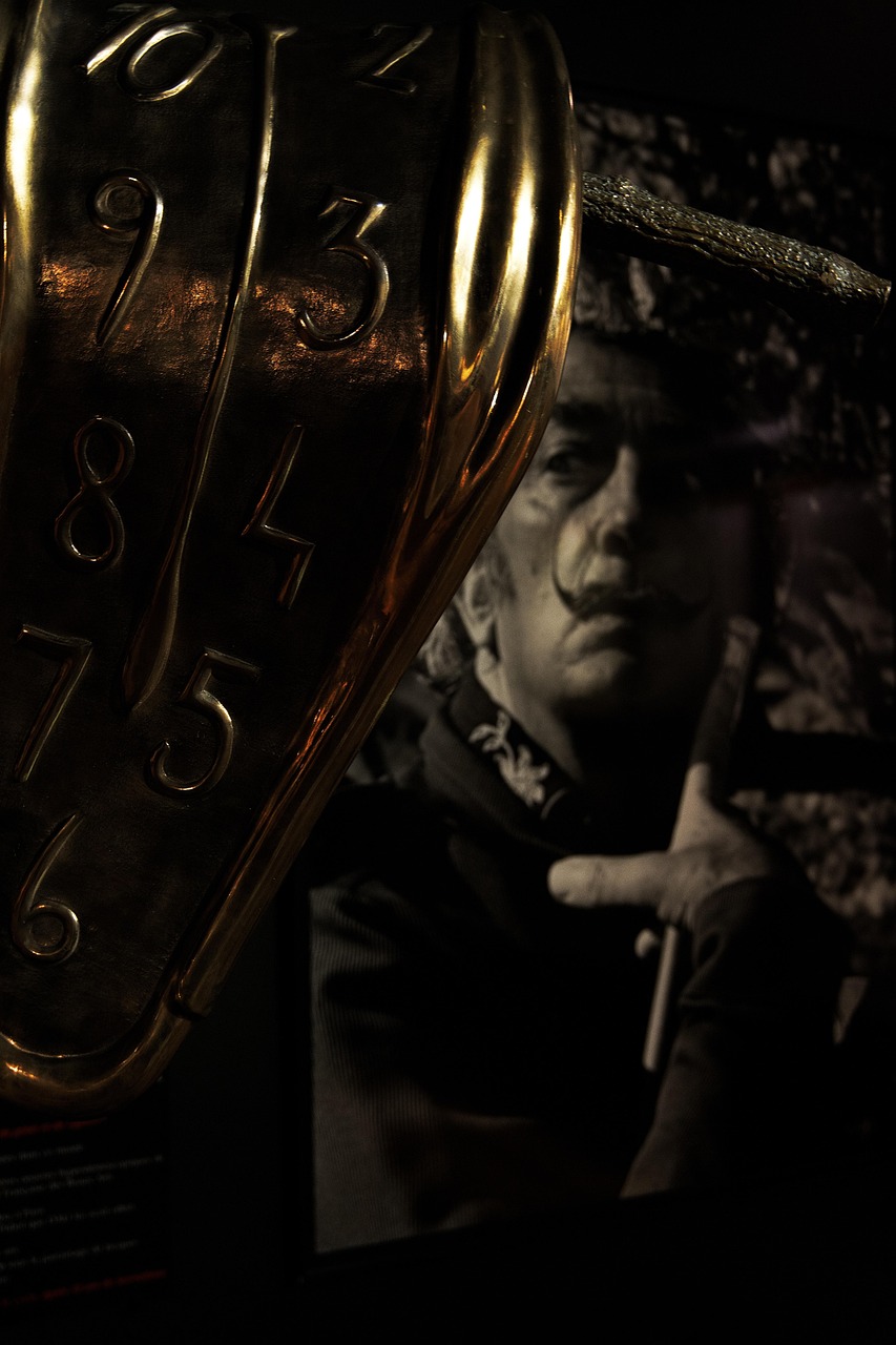 초현실주의 화가 살바도르 달리 이미지