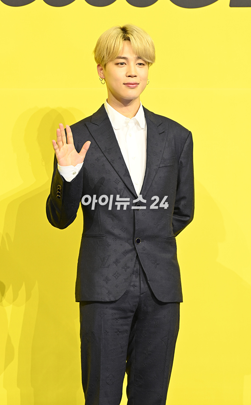 방탄소년단(BTS) 새 디지털 싱글 'Butter' 발매 기념 글로벌 기자간담회가 21일 오후 서울 송파구 방이동 올림픽공원 올림픽홀에서 열렸다. 방탄소년단 지민이 포토타임을 갖고 있다.