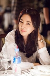 지인을-기쁜마음으로-기다르는-여자