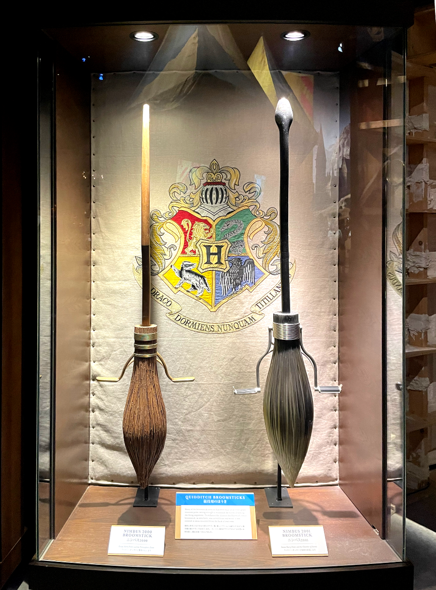 님부스 2000(좌), 파이어볼트 빗자루(우) 퀴디치 체험