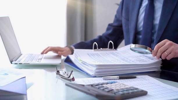 공인노무사가 근로자의 법률 자문을 하고 있다.