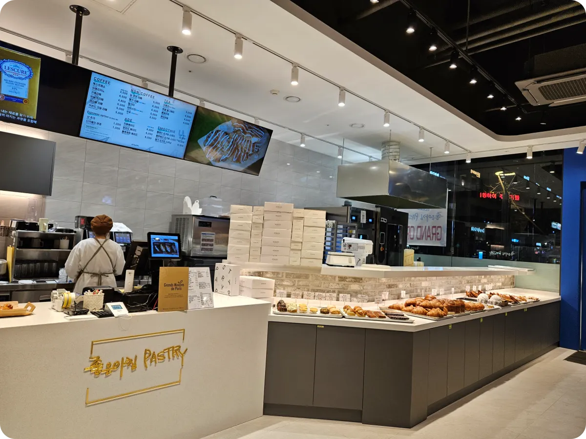 좋은아침-페스츄리-하남미사역점-1층-매장-모습-주문-데스크-직원-빵-진열대