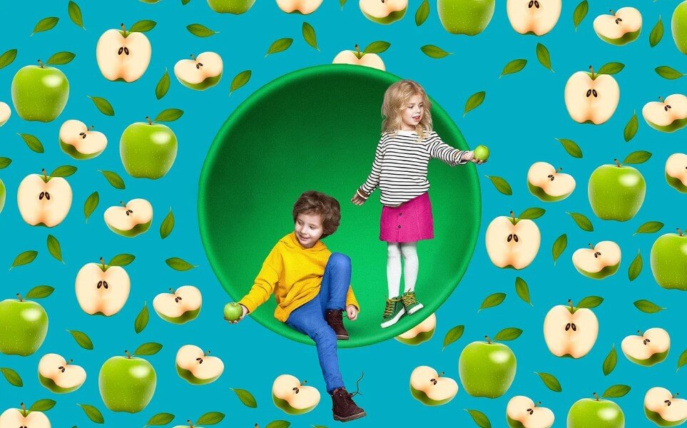사과가 그려진 방에서 놀고 있는 어린이들