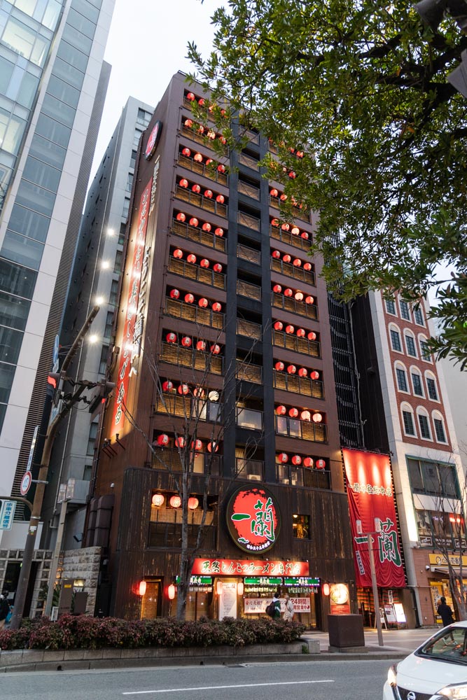 후쿠오카 이치란 본점 12층 건물에 홍등이 걸려 있는 모습