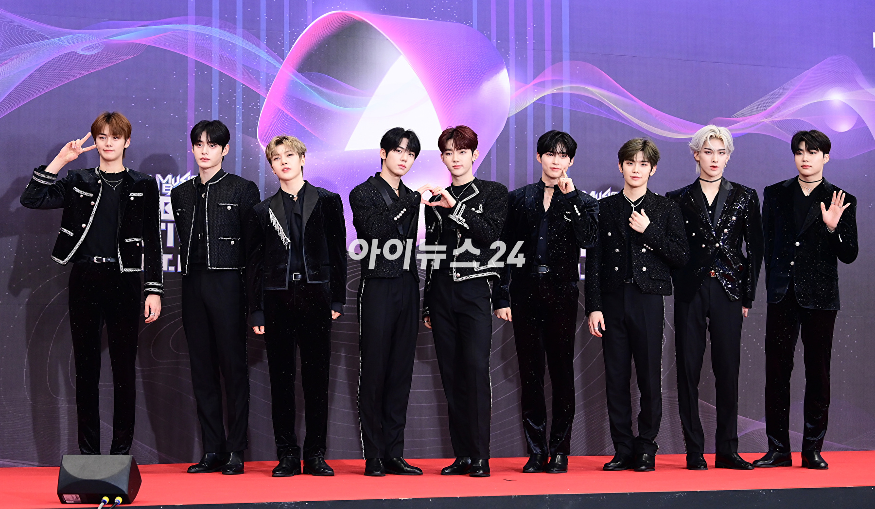 그룹 제로베이스원이 15일 오후 서울 여의도 KBS홀에서 열린 &#39;2023 뮤직뱅크 글로벌 페스티벌&#39; 레드카펫 포토월 행사에 참석하고 있다. [사진=정소희 기자]